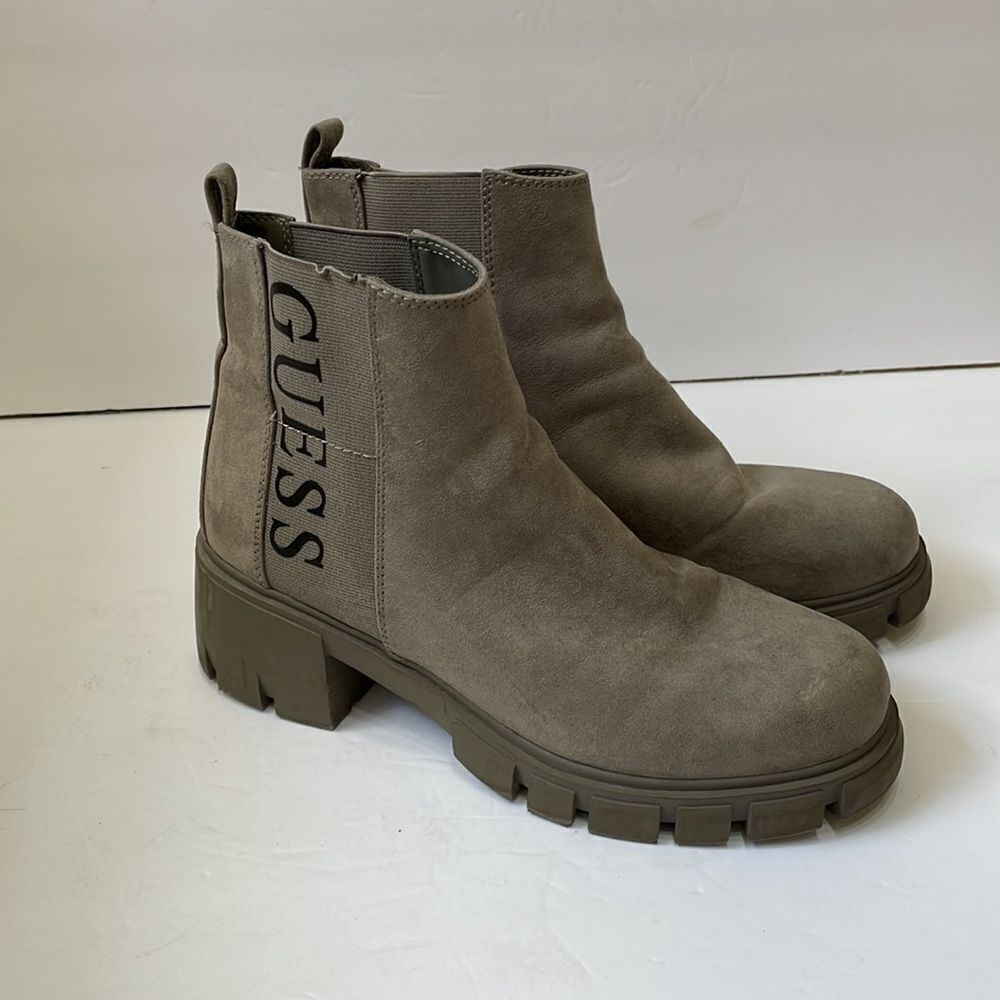 GUESS LOGO LUG SOLE BOOTIES IN GRAY‎